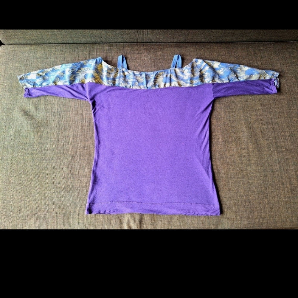 Cold Shoulder Blouse With Gold Threading - Picture 2 of 5